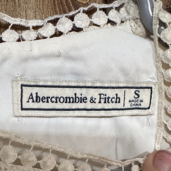 Abercrombie & Fitch Lace Sleeveless Blouse in Cream - Picture 3 of 5